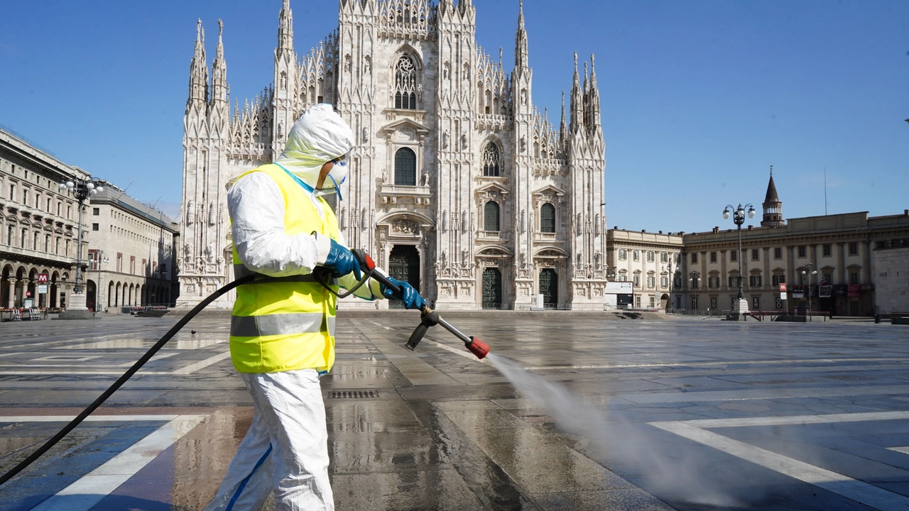 Sanificazione in piazza Duomo a Milano (Imagoeconomico)