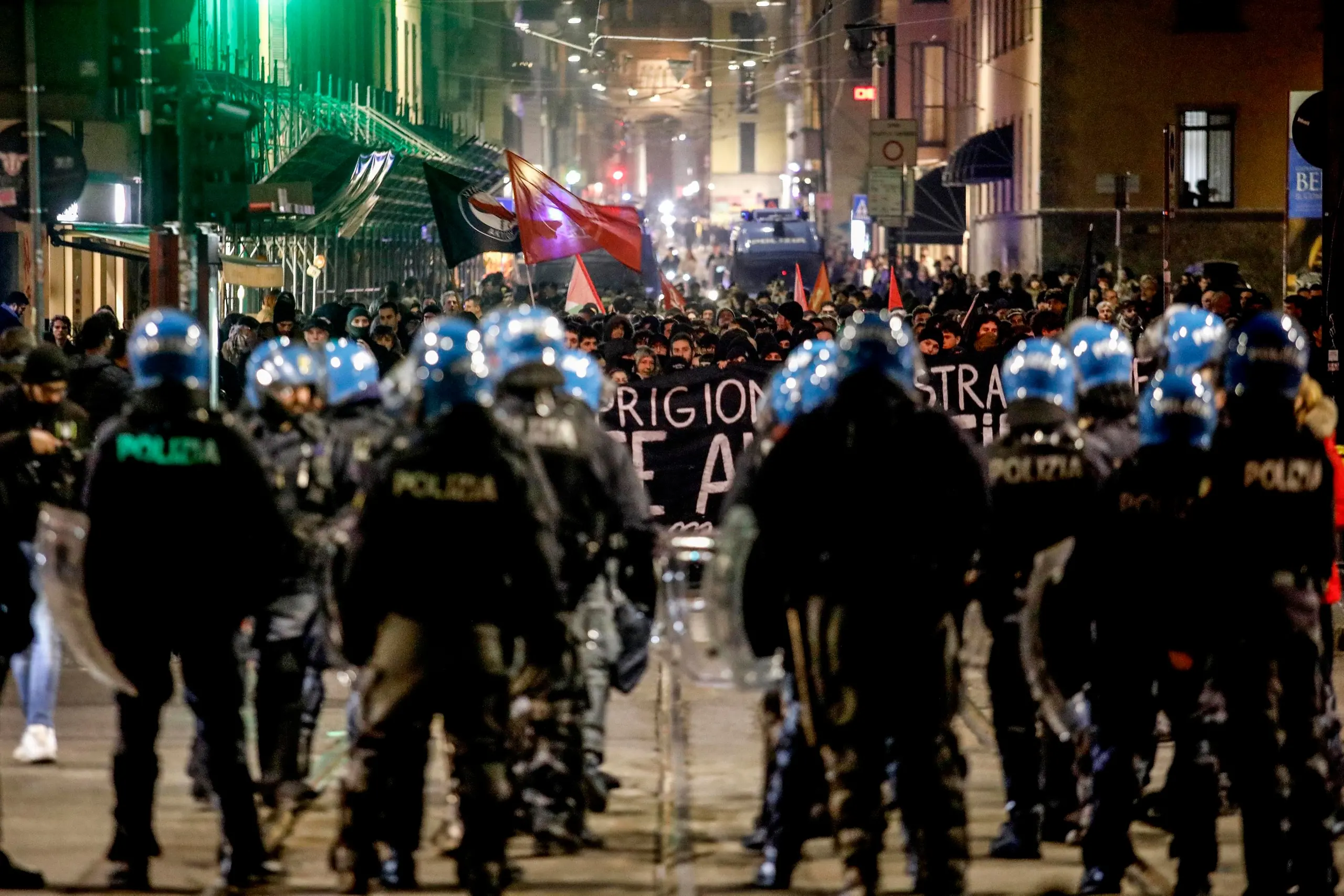 Milano, in centinaia alla manifestazione antifascista per Ilaria Salis