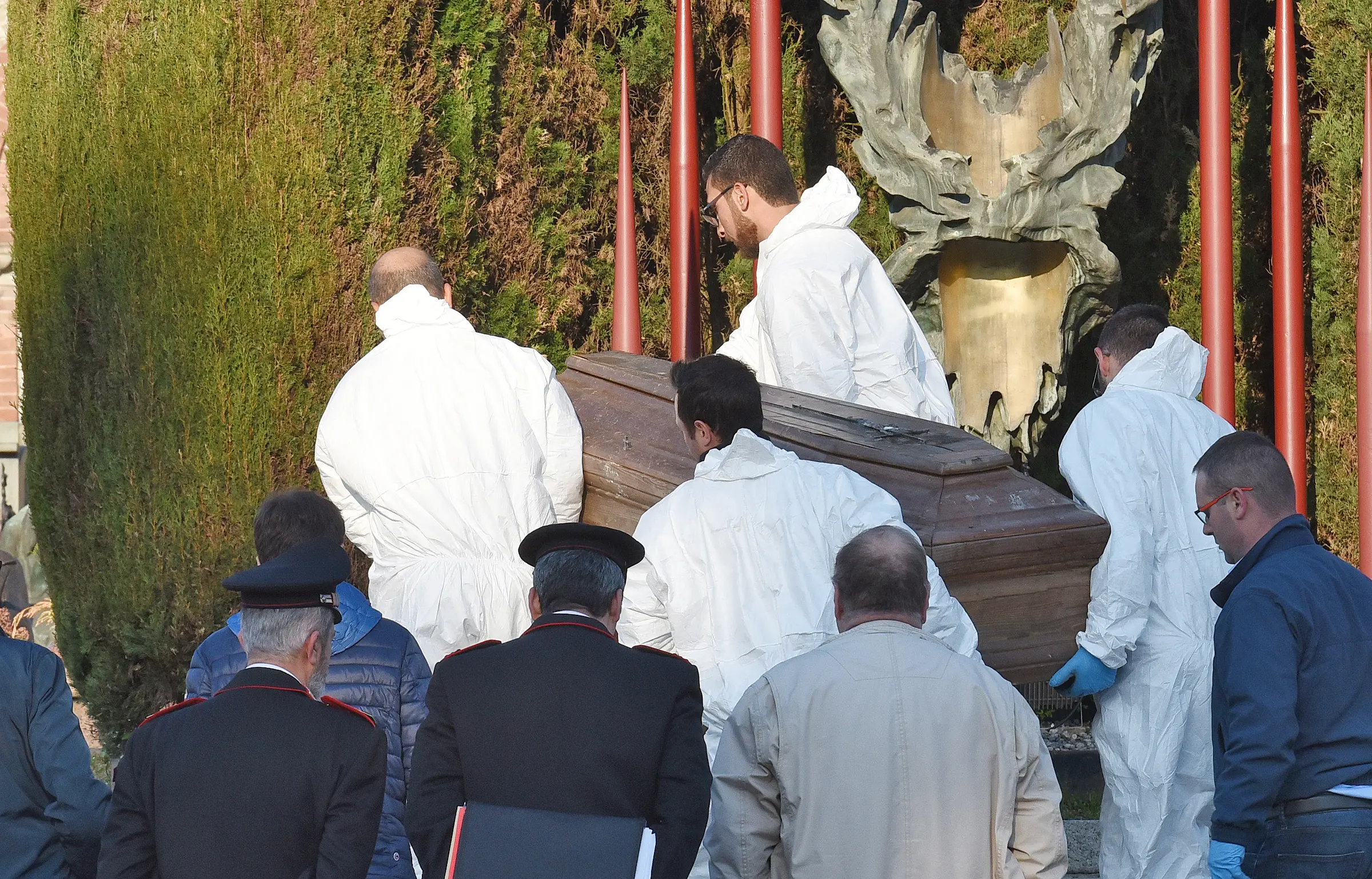 Saronno, morti sospette in corsia: riesumato il corpo del suocero di Laura Taroni