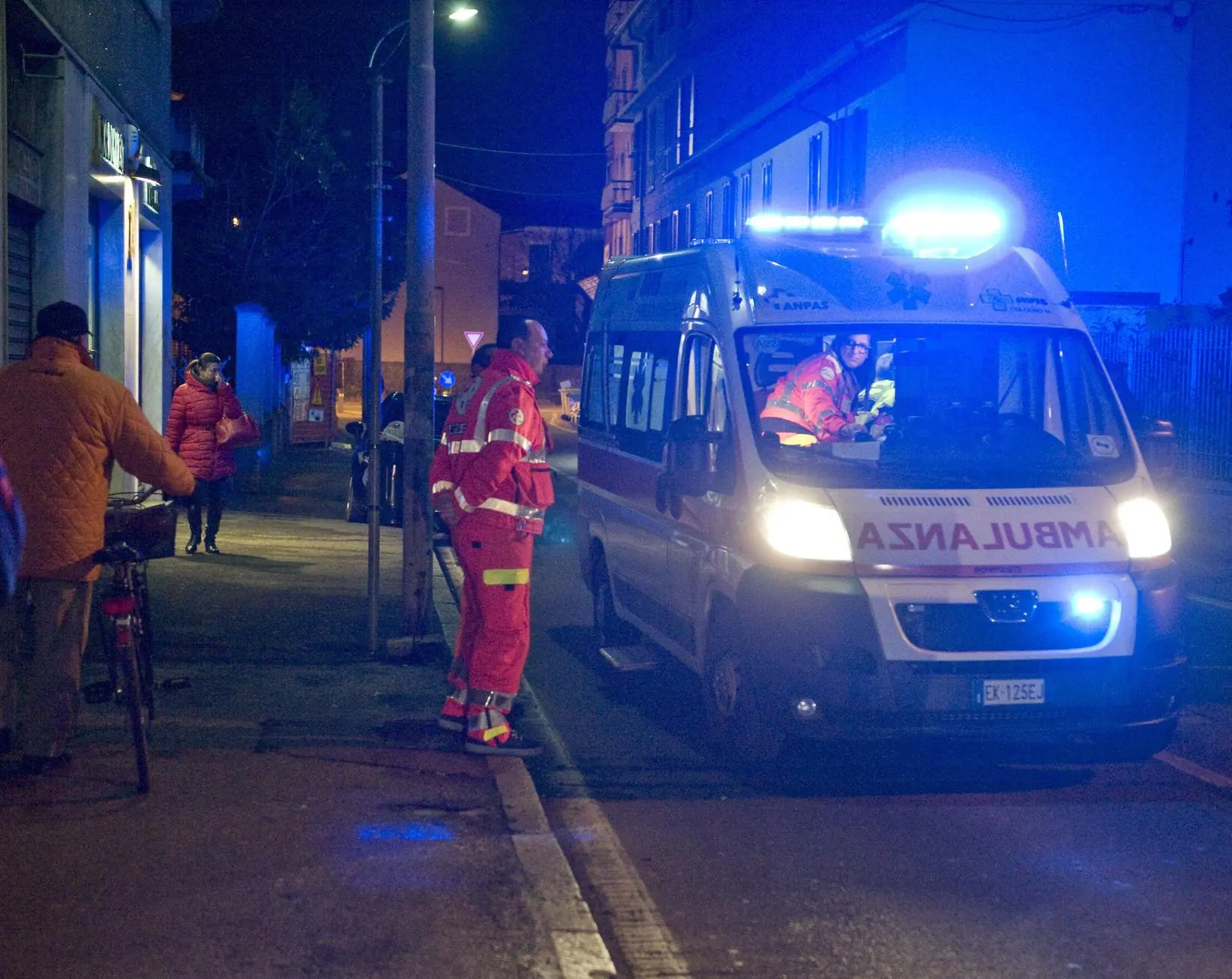 Picchia due donne e ne stupra una. Caccia al bruto armato di coltello