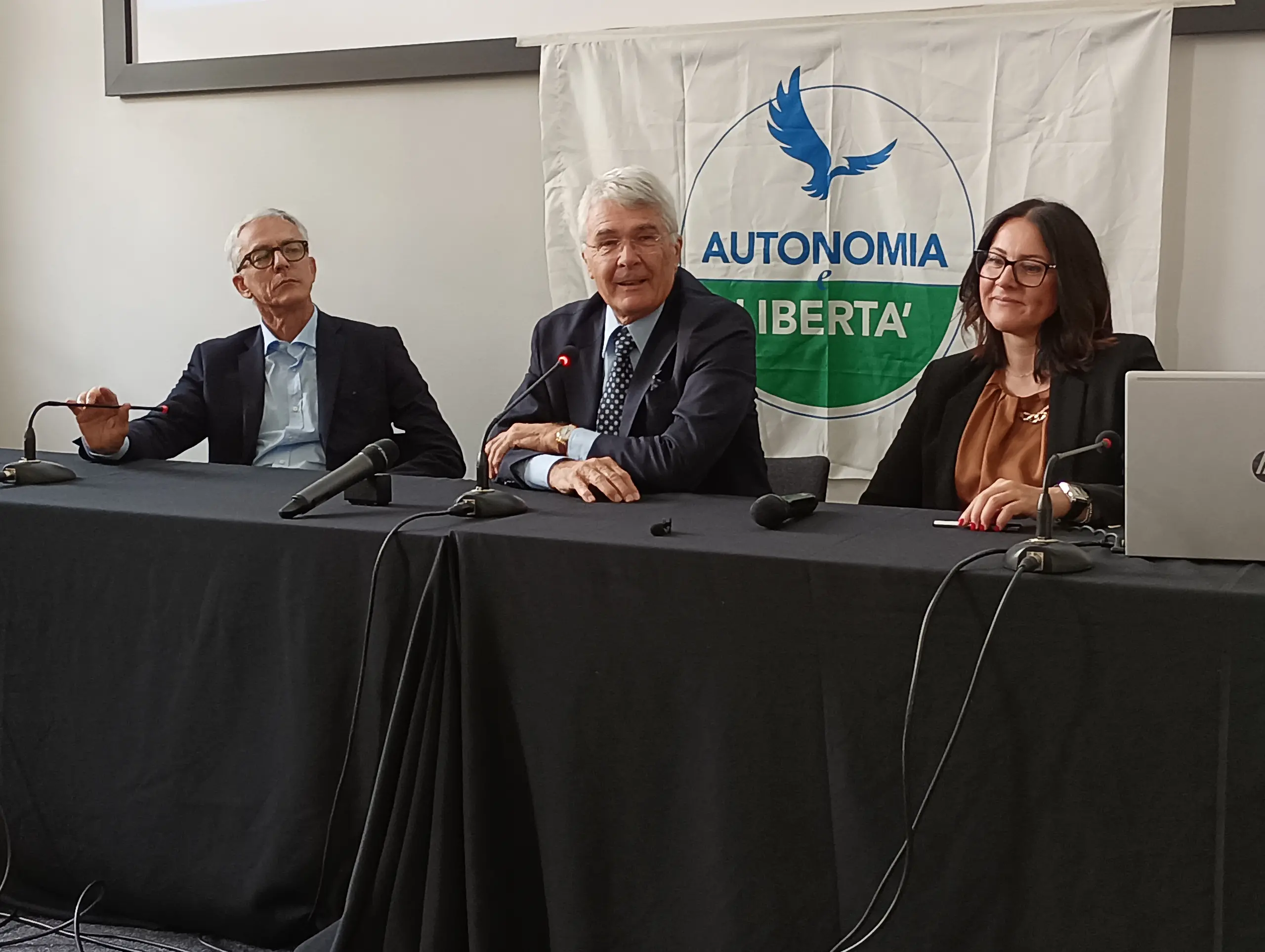 Roberto Castelli lascia la Lega e fa appello agli autonomisti: “Insieme possiamo farci sentire”