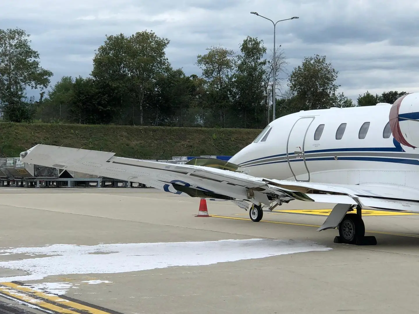 Malpensa, incidente fra aereo privato e mezzo di servizio: aeroporto bloccato per 2 ore