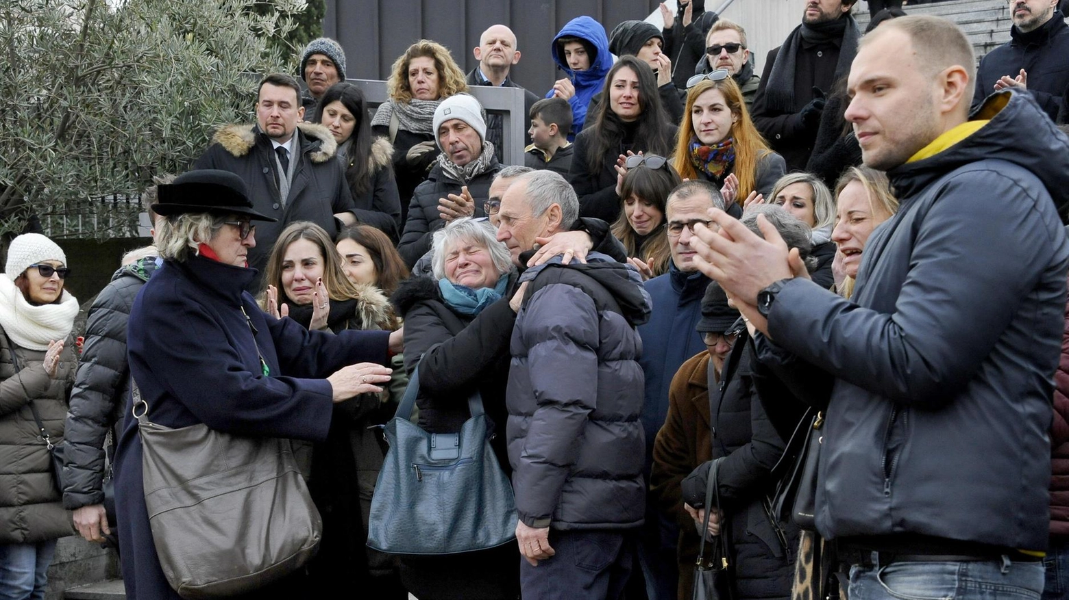 Barista investito e ucciso. In tanti intorno alla famiglia per l’ultimo saluto a Ivano. E la raccolta fondi continua