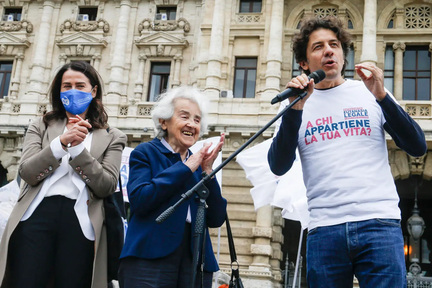 Referendum eutanasia legale: consegnate in Cassazione 1,2 milioni di firme