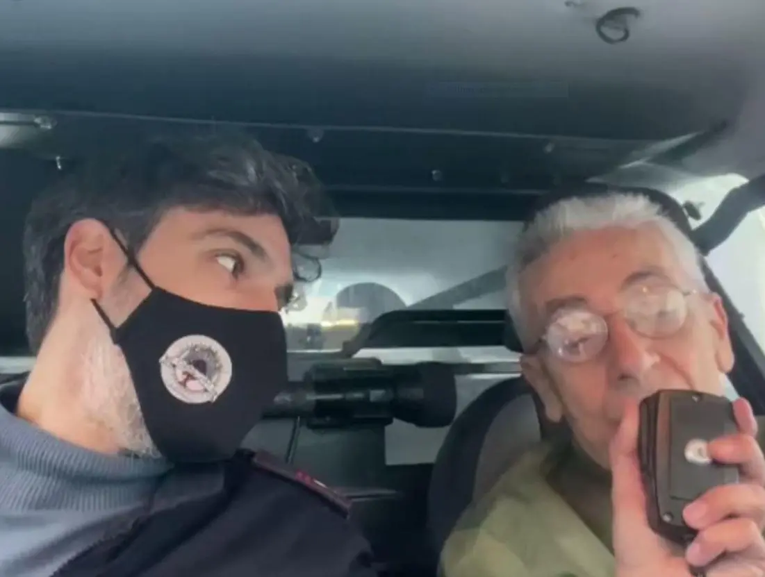 Accompagnato alle Poste dalla Volante