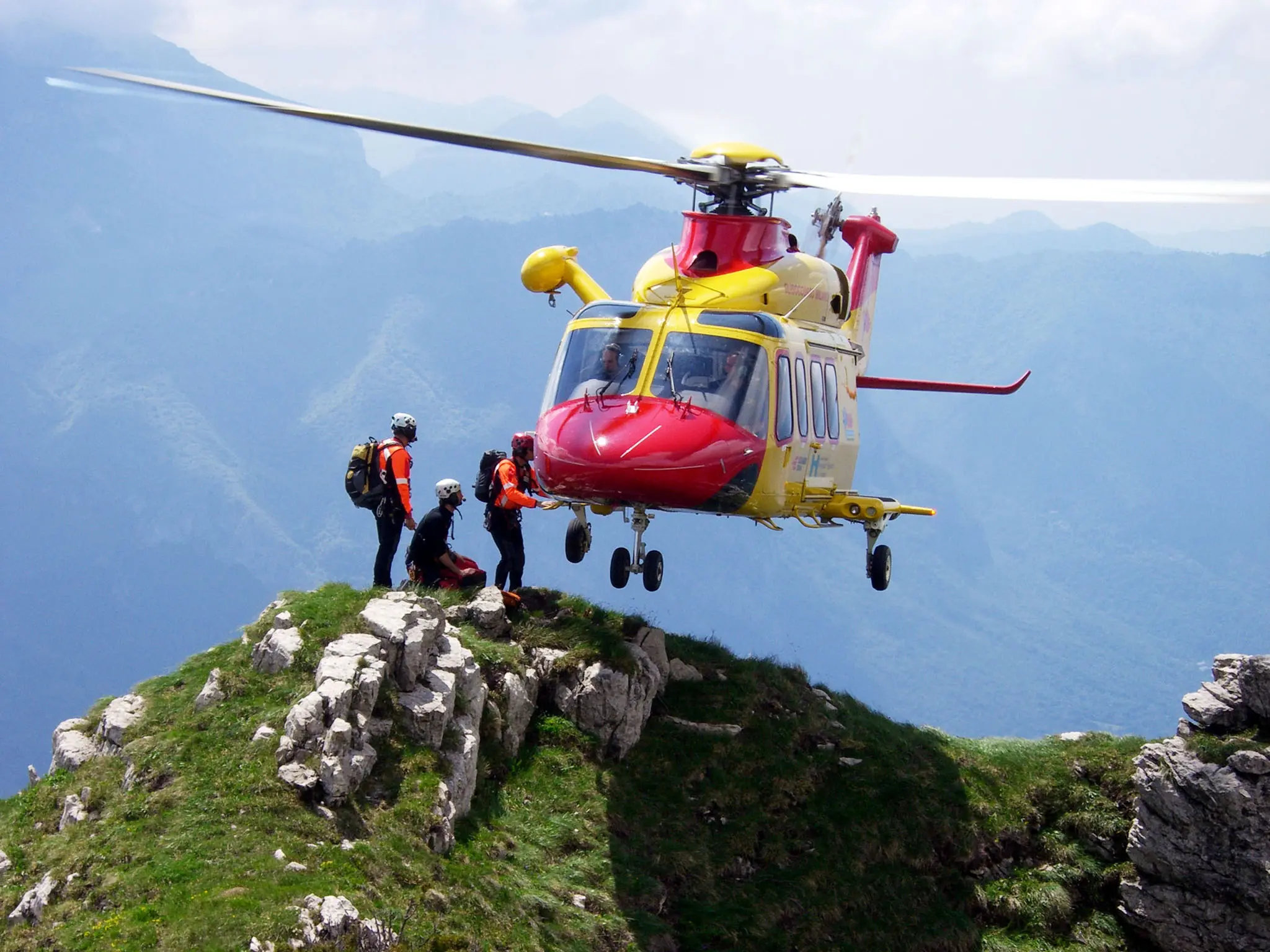 Incidente in montagna, giovane escursionista precipita e muore