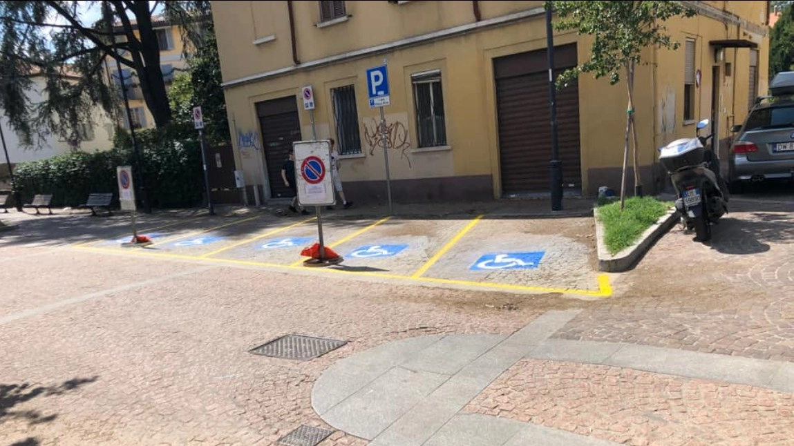 I parcheggi per disabili fuori norma in via Gerardo dei Tintori