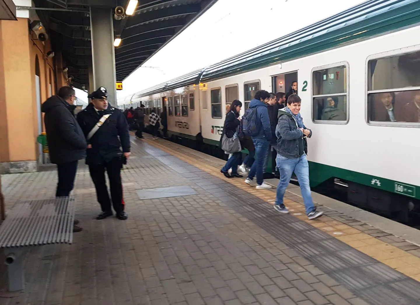 Treni fermi o in ritardo: puntuale è solo la protesta del Meratese