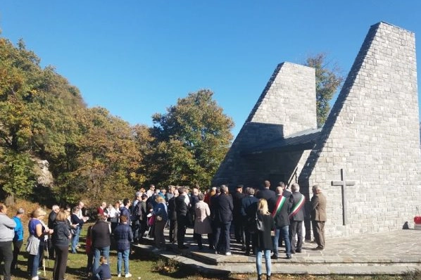 Il memoriale sul luogo dello schianto a ricordo delle vittime