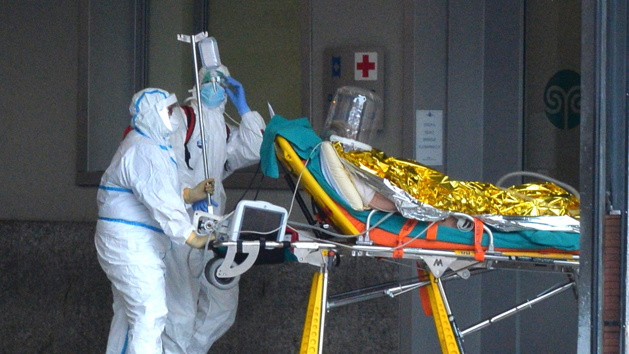 L’equipaggio di un’ambulanza porta un paziente Covid al pronto soccorso del Circolo