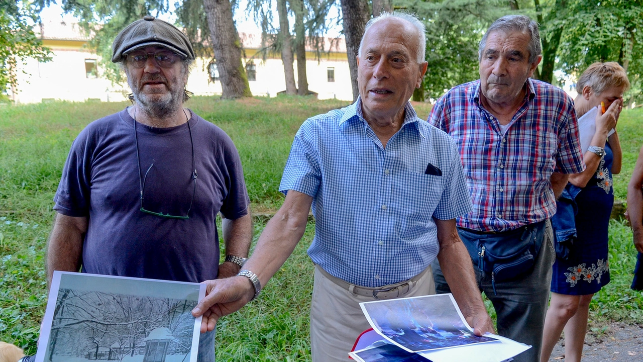 Walter D'Attanasio mentre distribuisce immagini d'epoca