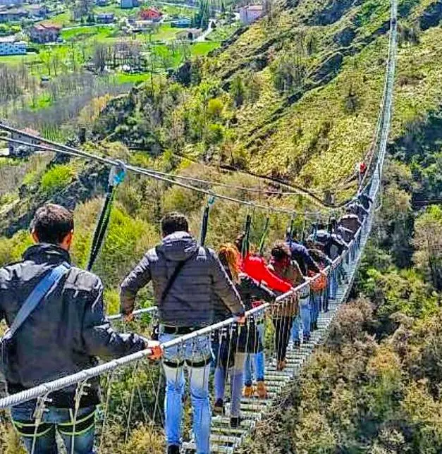 Ponte tibetano è inaugurazione