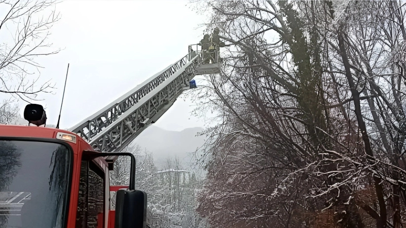 I vigili del fuoco a Cremeno (Lecco)