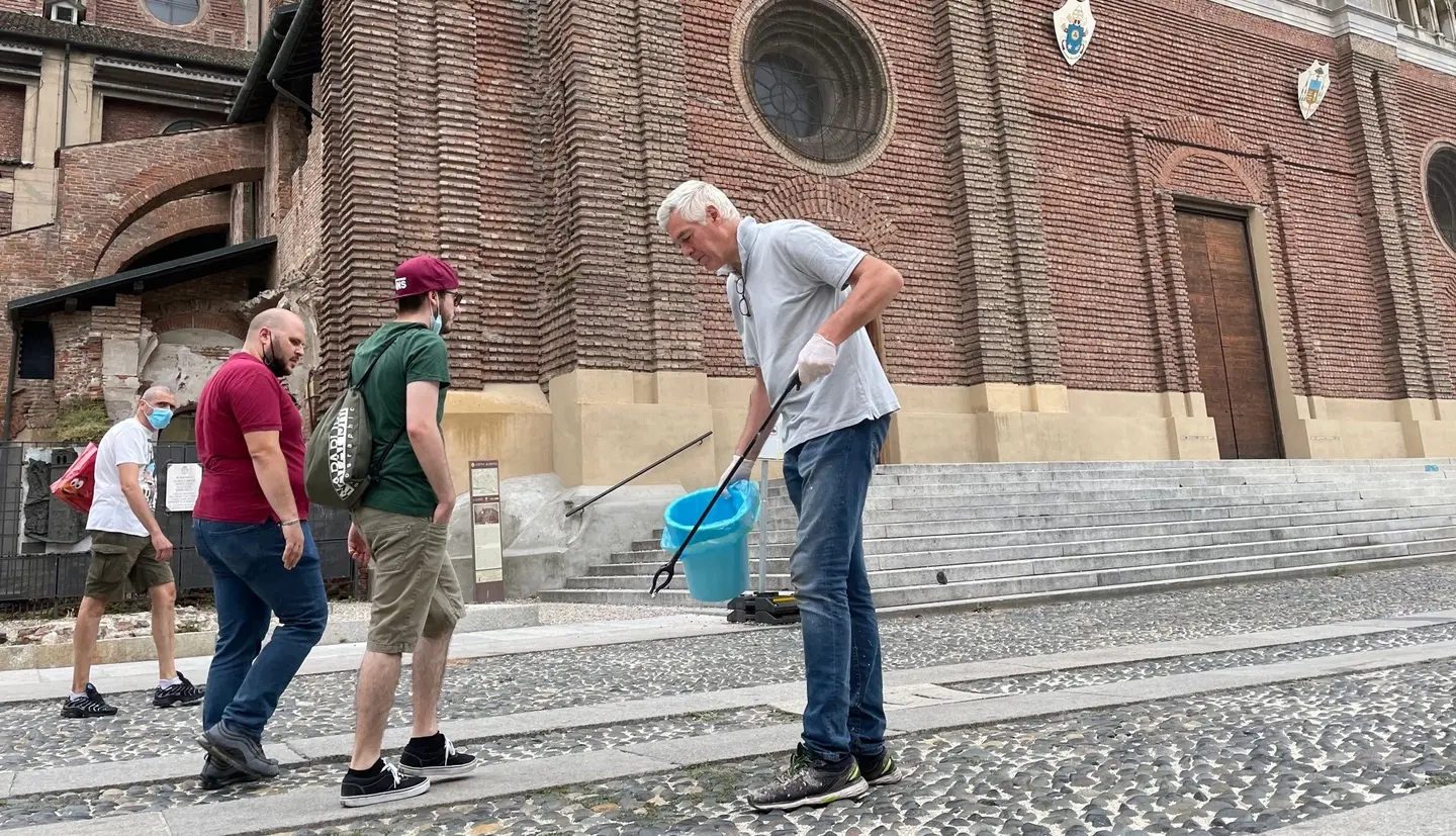 Cancella le scritte dei writer: diffidato: "Volevo solo far qualcosa per la città"