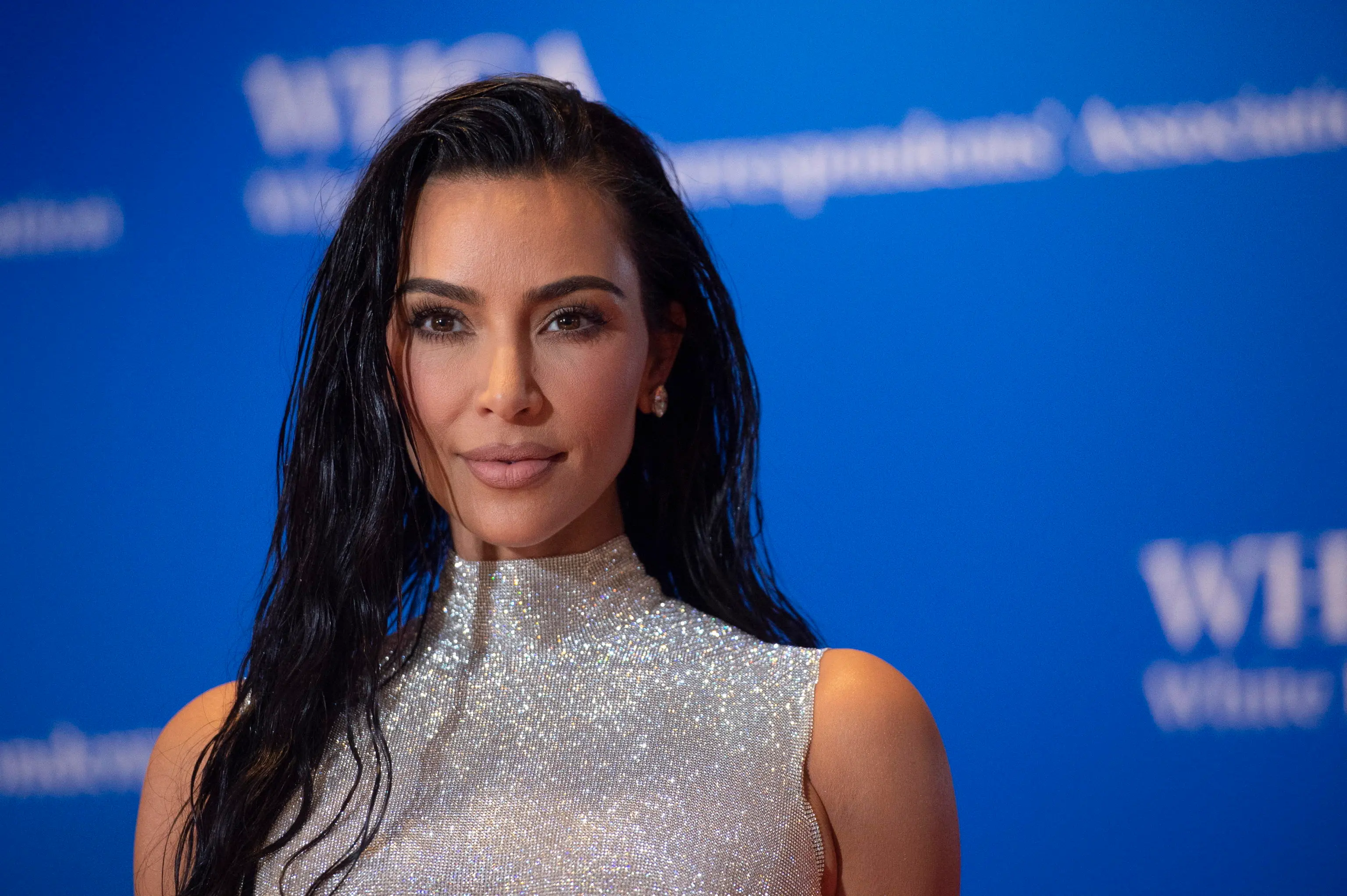 Kim Kardashian alla sfilata di Dolce e Gabbana a Milano. Traffico bloccato in viale Piave