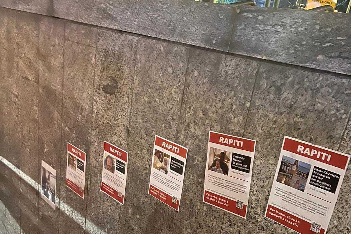 I voltantini appesi all'ingresso del metrò