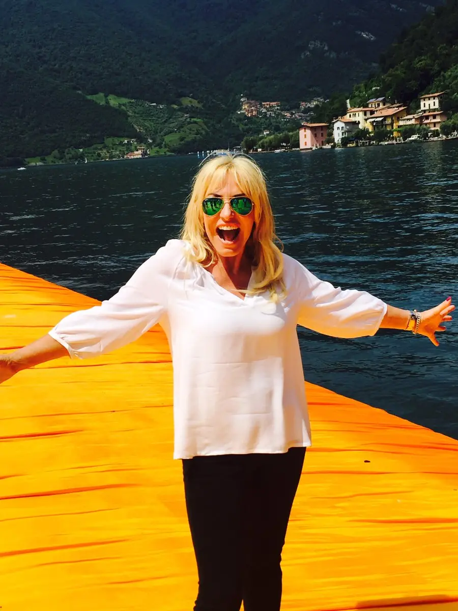 The Floating Piers, Antonella Clerici sul ponte di Christo: è parata di vip