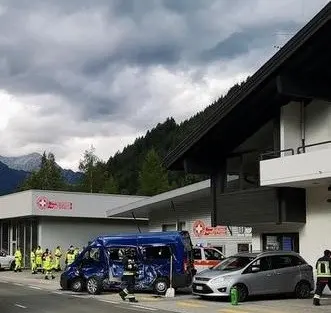 Vanzaghello, frontale per il pulmino della parrocchia di Don Bosani: 14 in ospedale