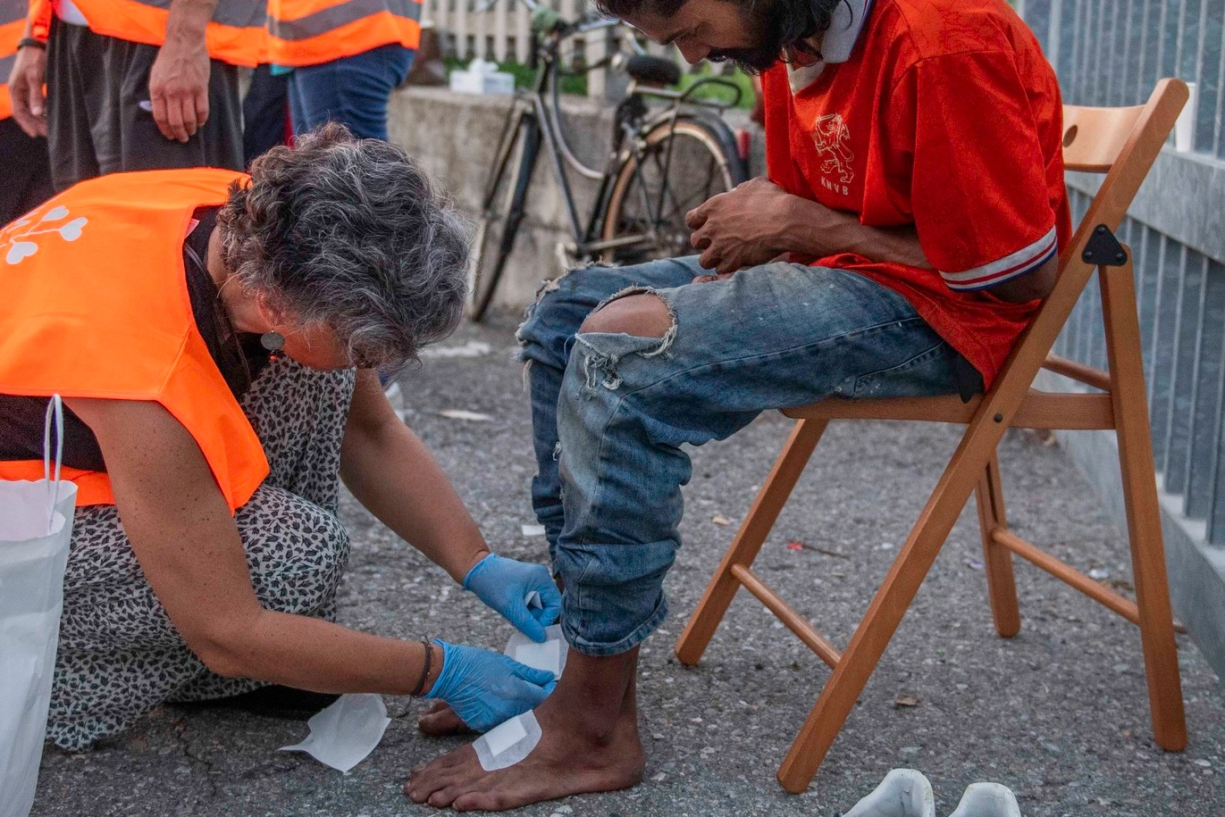 I volontari nei dintorni della stazione ferroviaria di Rogoredo cercano di curare al meglio e aiutare centinaia di tossicodipendenti