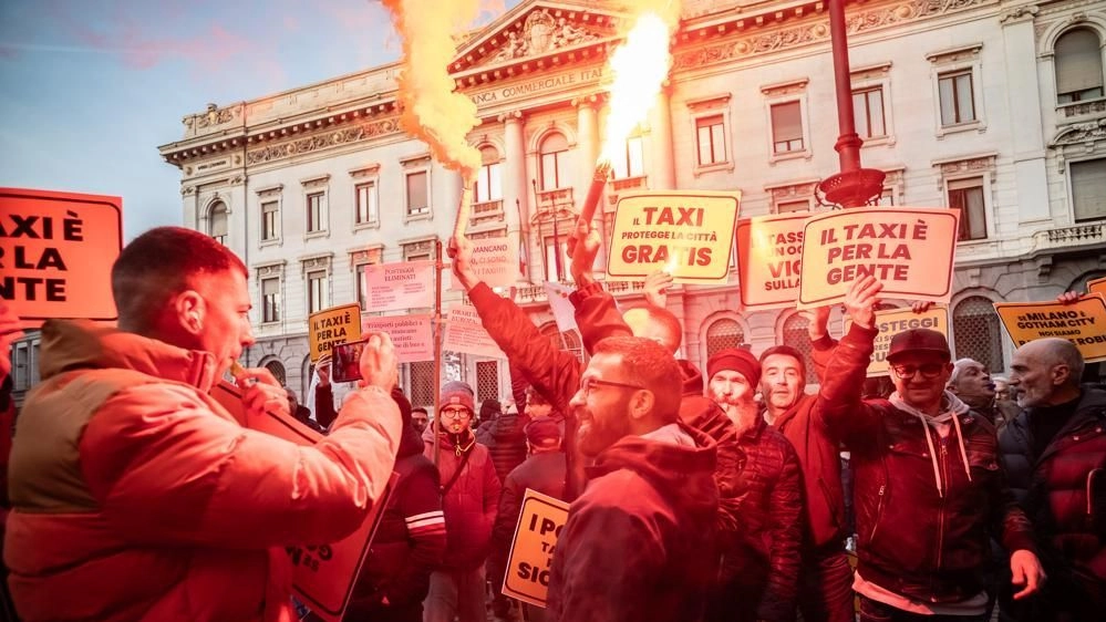 La manifestazione dei tassisti andata in scena il 13 novembre davanti a Palazzo Marino