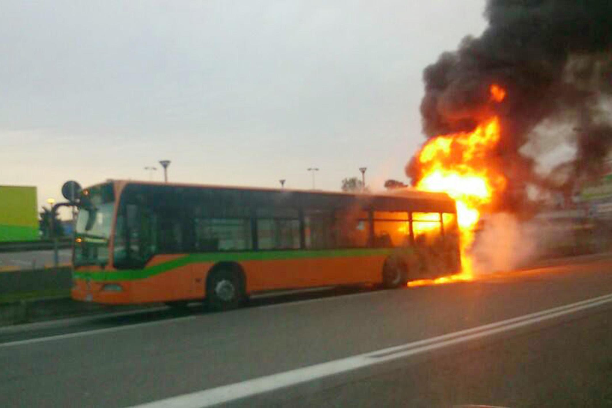 Autobus Prende Fuoco A Nerviano Tanta Paura Nessun Ferito