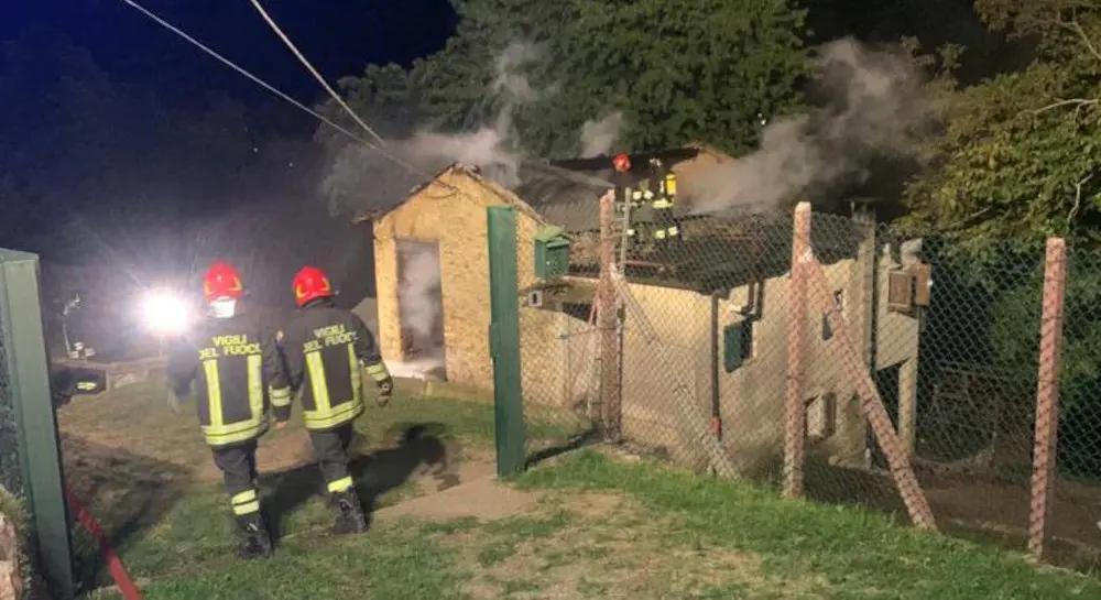 Bellano, cascinale in fiamme: i vigili del fuoco salvano le pecore