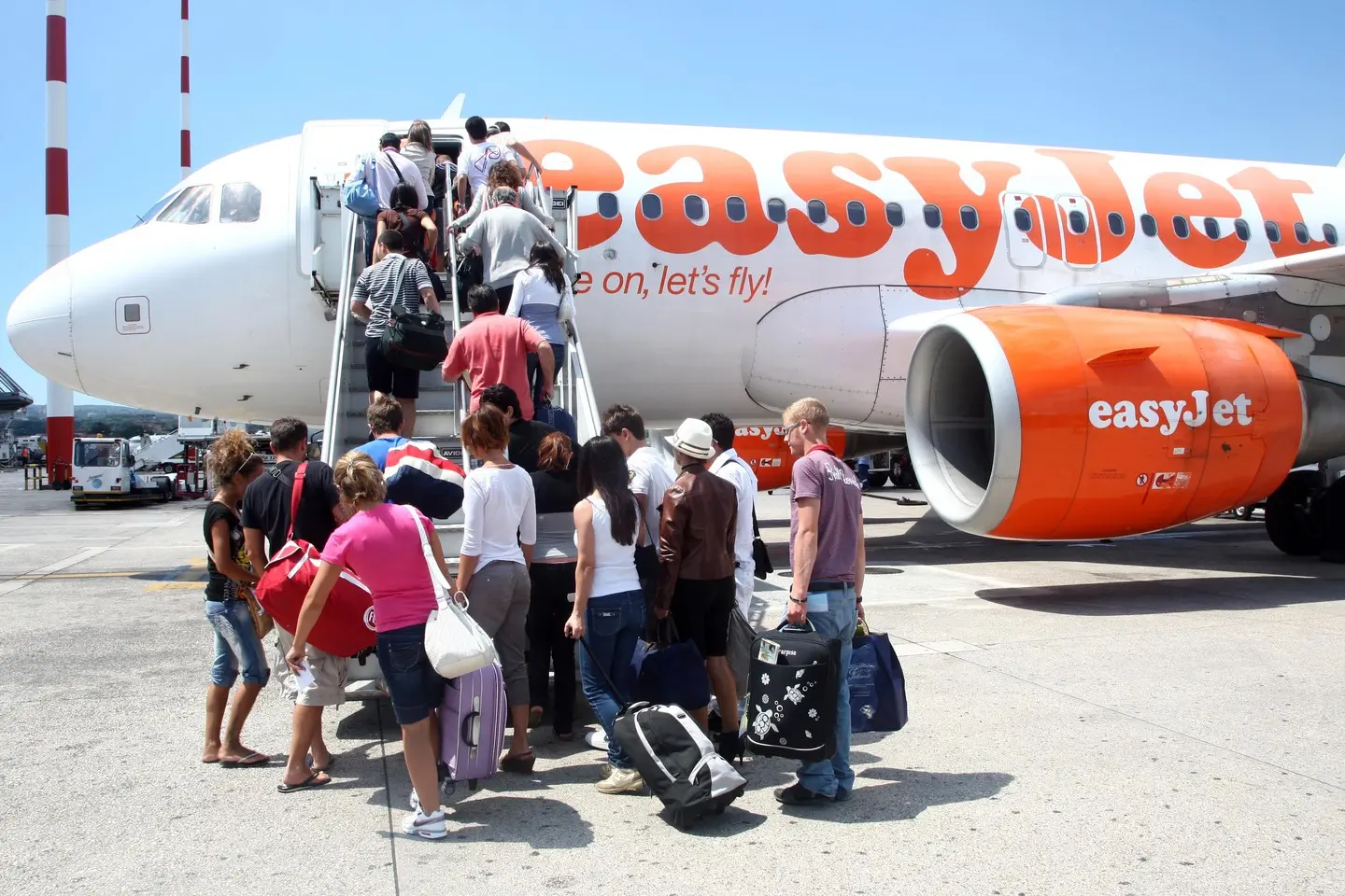 L'aereo ritarda di 5 ore, il giudice condanna EasyJet a risarcire i passeggeri