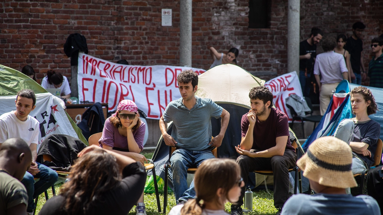 notte in tenda e assemblea/occupazione Chiosco Ghiacciaia università Statale contro combustibili fossili