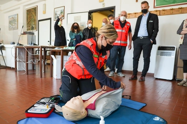 Come si usa il defibrillatore? Una guida in caso di emergenza