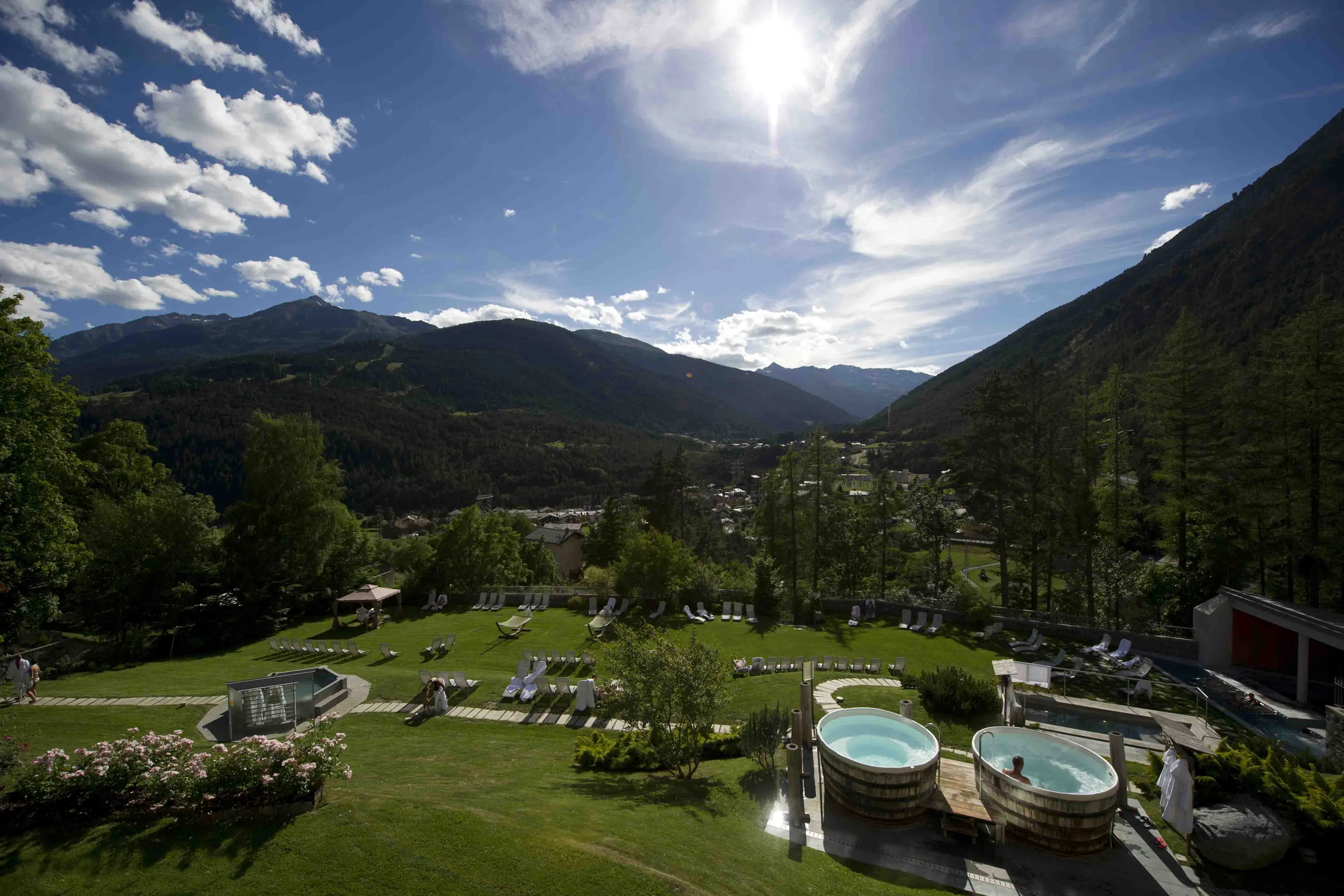 Bormio, l'invasione dei turisti: "Escursioni, relax e buon cibo. Qui c'è tutto"