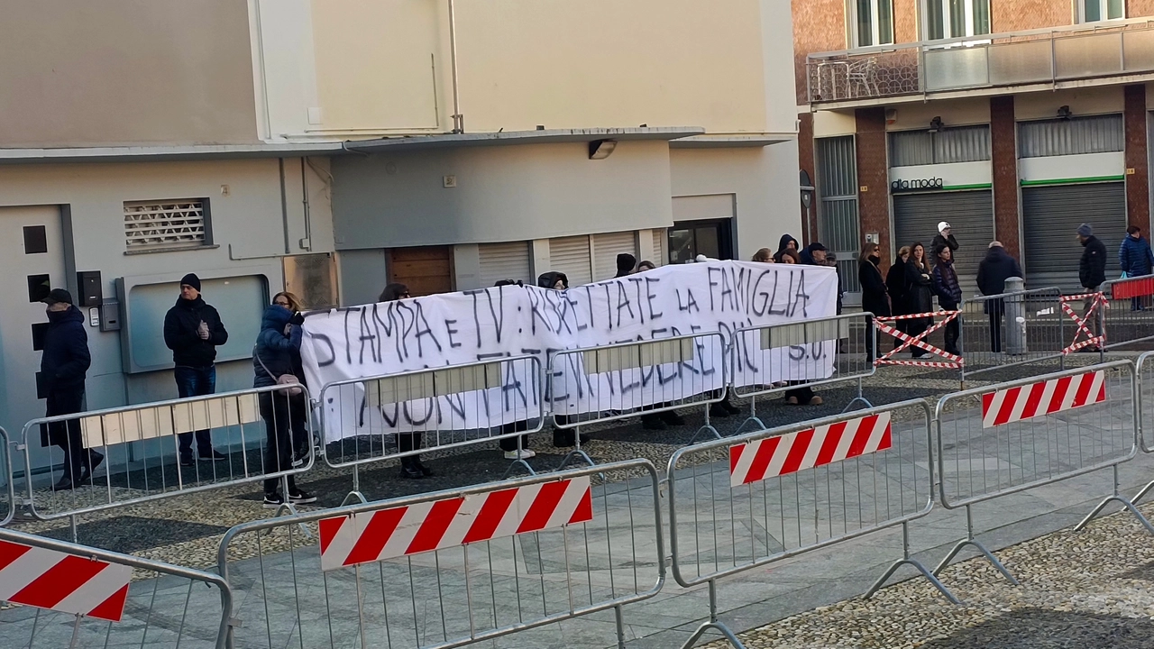 Amici della signora Giovanna Pedretti mostravano uno striscione fuori dalla basilica 