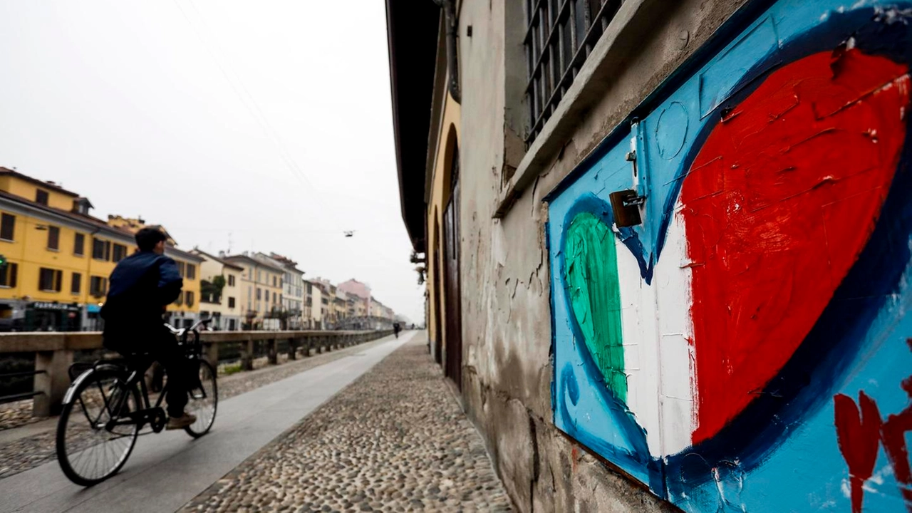 Il Naviglio di Milano semideserto ai tempi del Covid (Ansa)