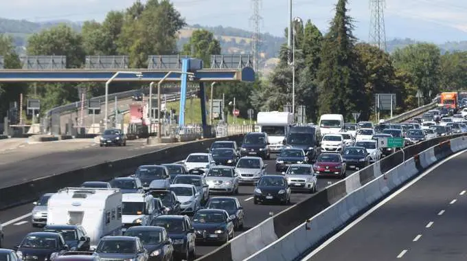 Primo esodo, traffico congestionato: code in autostrada lungo la A1