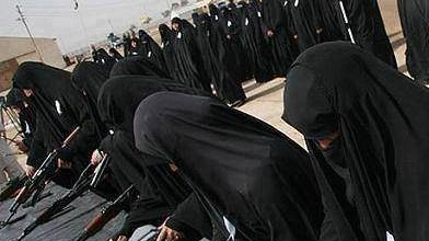 Donne islamiche alle prese con armi da guerra