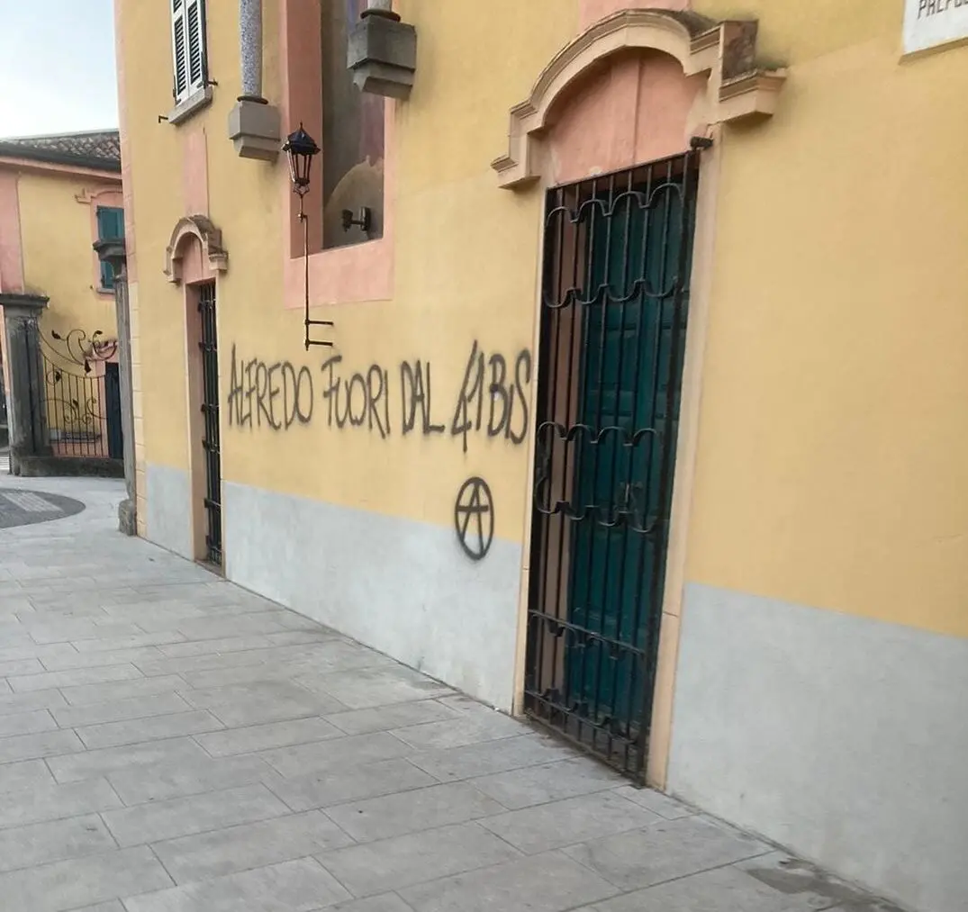 Erba, raid degli anarchici: scritte pro Cospito nelle piazze e sul municipio