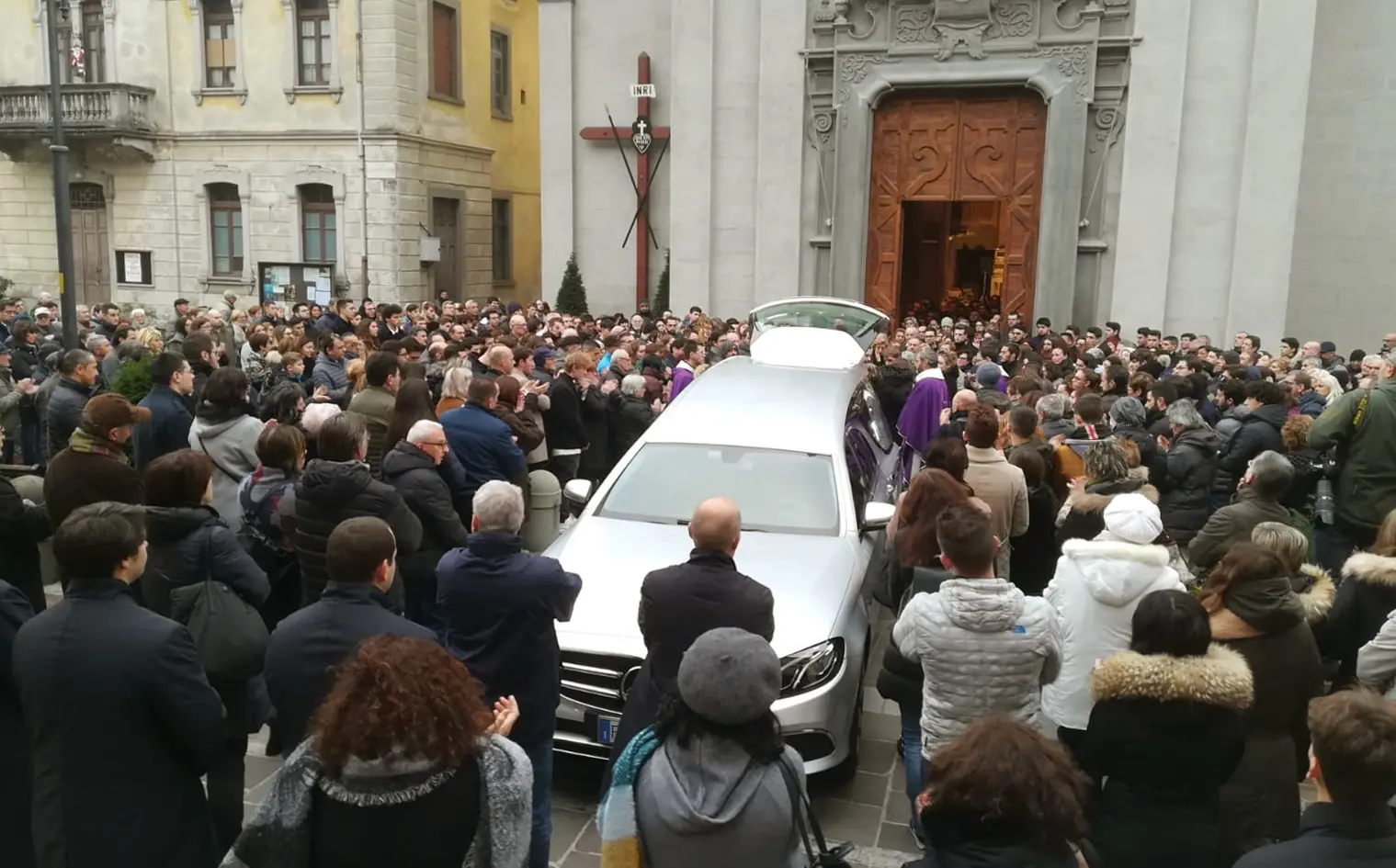 Villongo, studentessa morta per infezione fulminante: in migliaia al funerale di Veronica