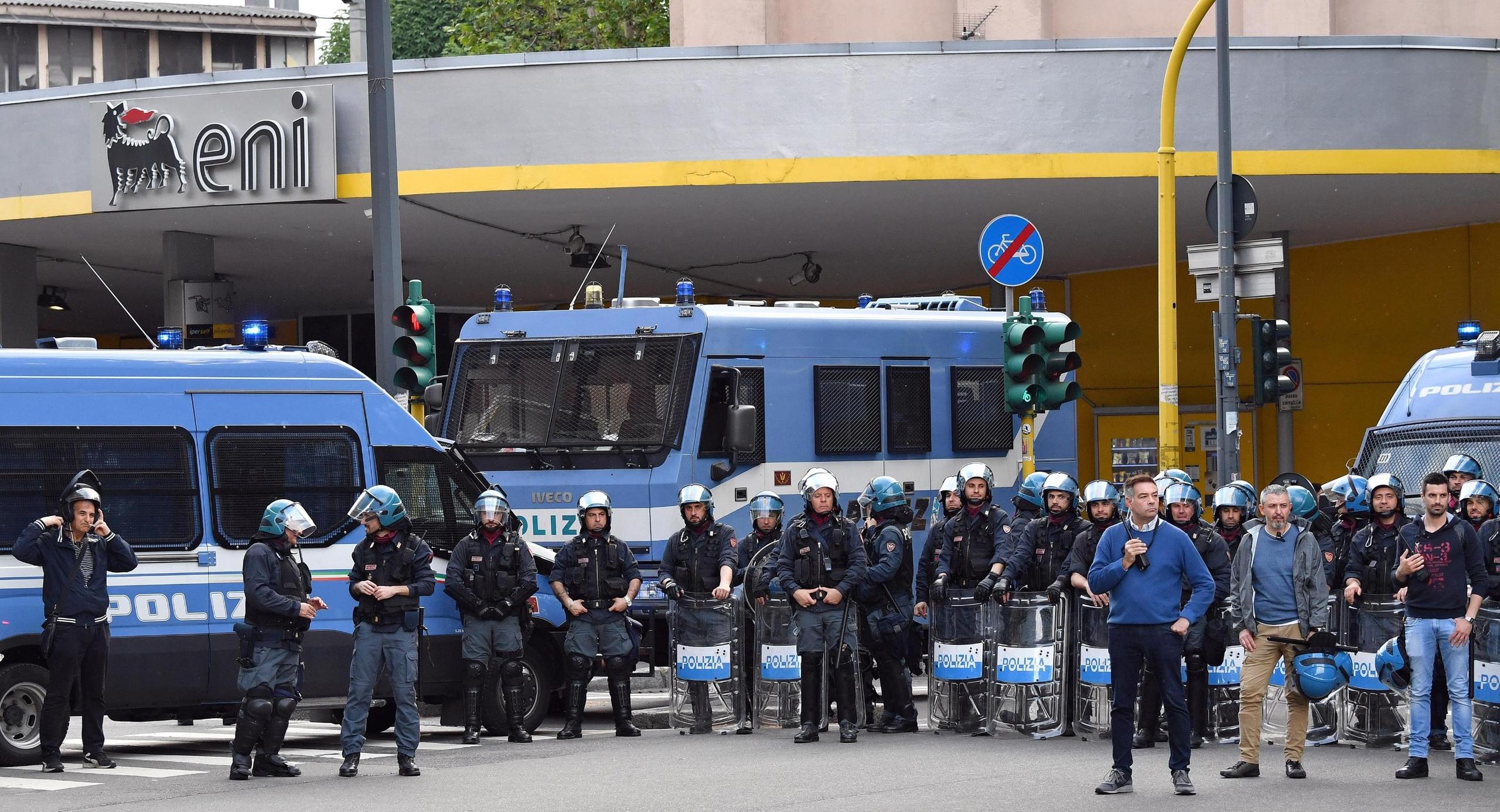 Milano Incubo Anarchici Citt Blindata Per Il Corteo Anti Multinazionali