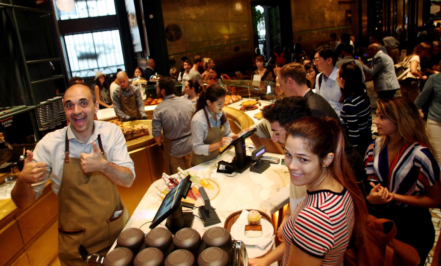 Milanesi Curiosi E Golosi Assalto A Starbucks Nel Primo Giorno D Apertura