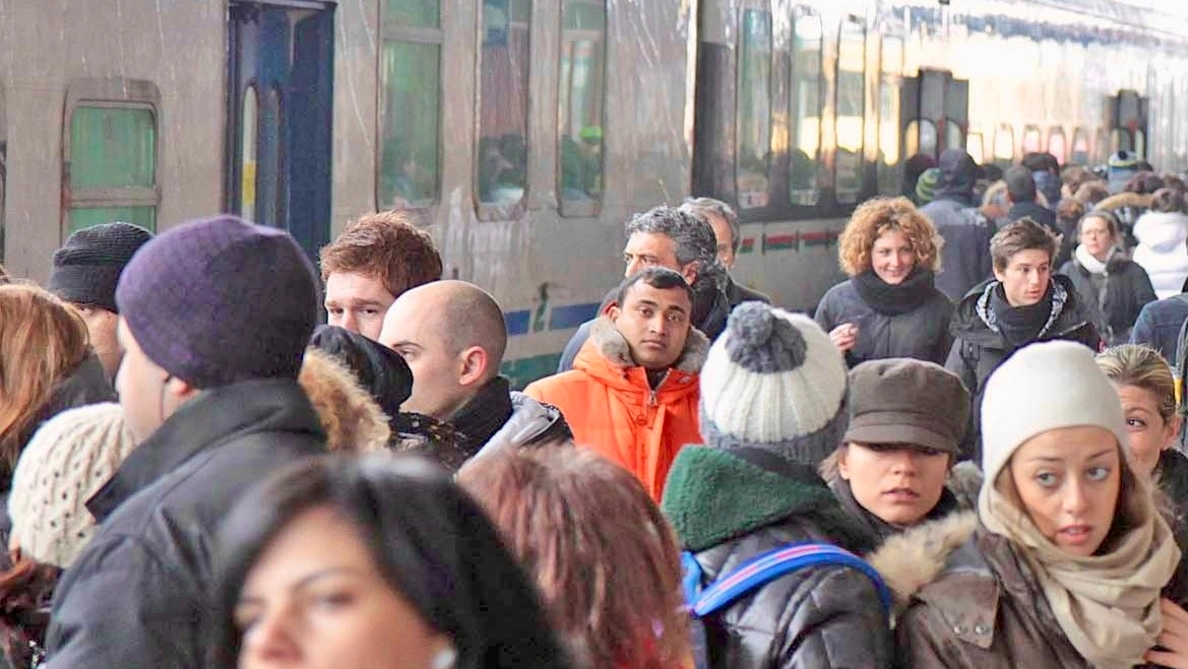 Pendolari sulla linea ferroviaria Milano-Mortara