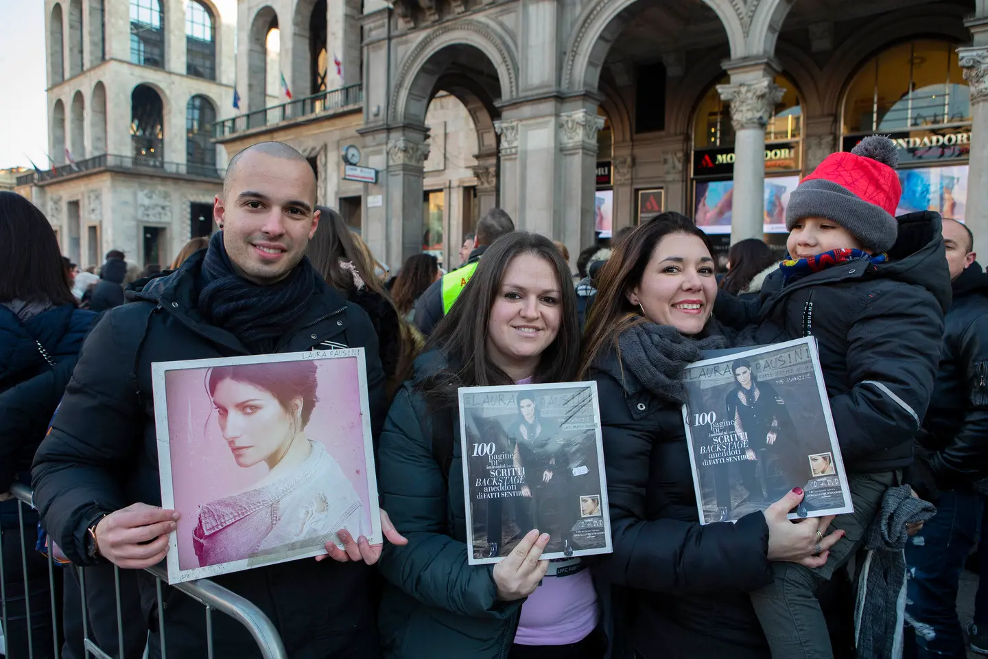 Piazza Duomo, Laura Pausini al Mondadori Store: fan in delirio /FOTO