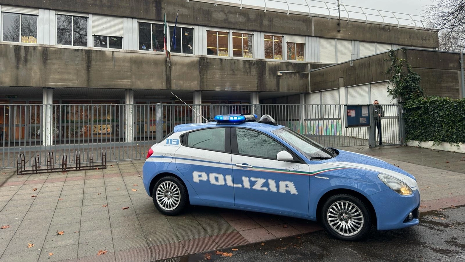 La polizia intervenuta all'istituto Zara di Monza