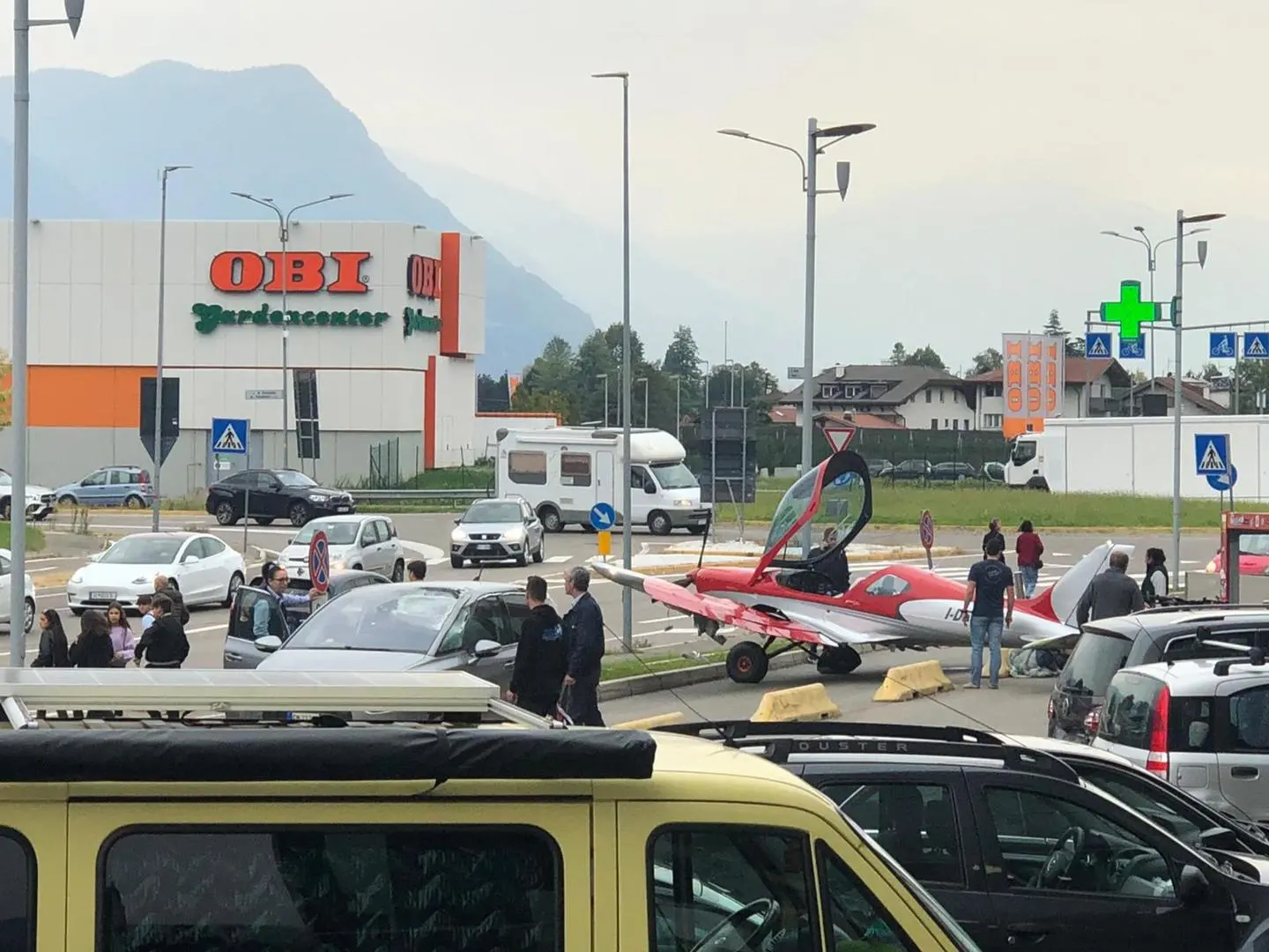 Incidente aereo Bolzano: ultraleggero urta tetto e atterra nel parcheggio del supermercato