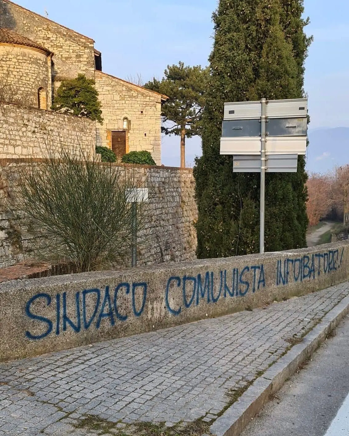 Provaglio d'Iseo, vandali deturpano il muro del monastero di San Pietro in Lamosa