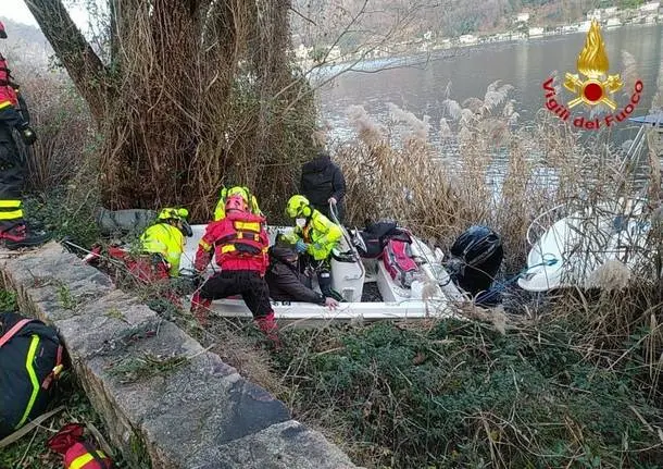 Motoscafo fuori controllo si schianta contro la riva: paura nelle acque del lago