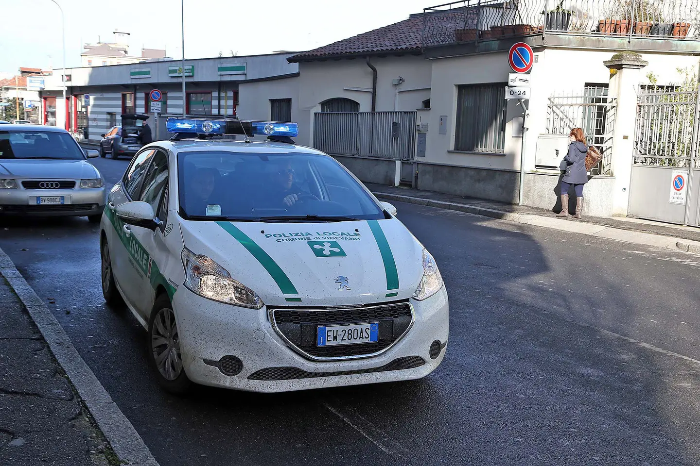 Vigevano, chiede lo scontrino alla cliente: il marito aggredisce il cassiere