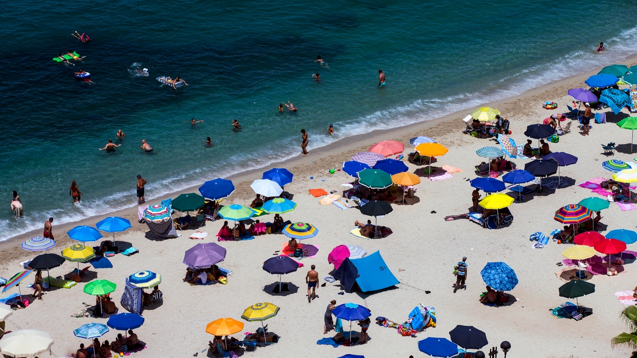 Bagnanti in spiaggia nella Baia di Riaci, a Tropea, in Calabria