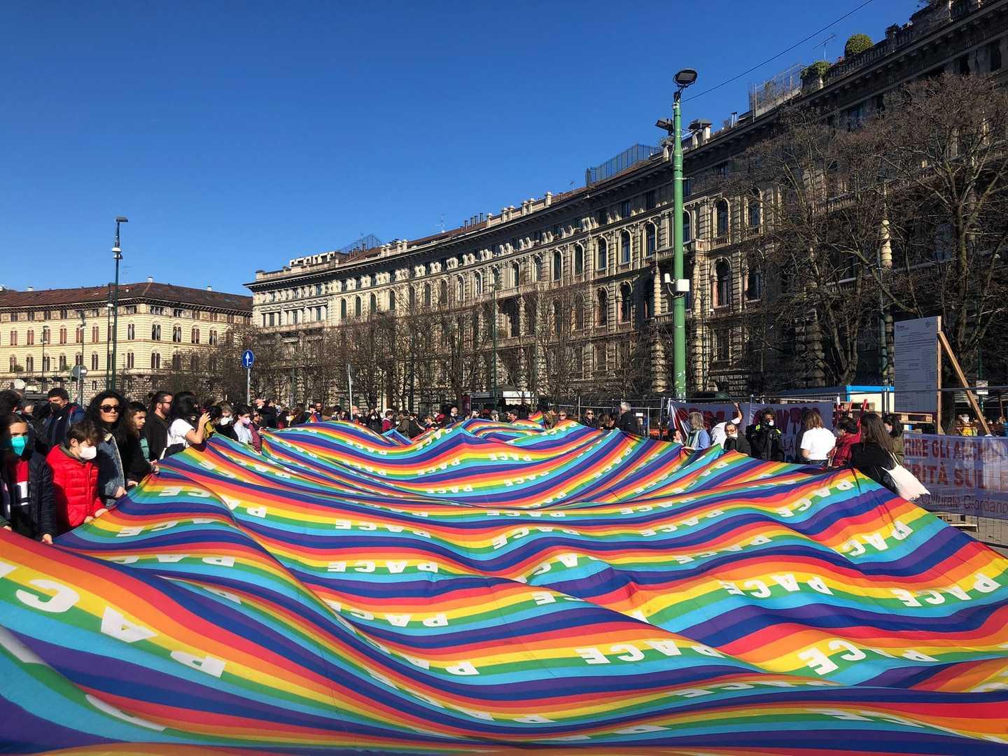 In migliaia a Milano contro la guerra. In piazza Duomo i colori dell'Ucraina  e della pace