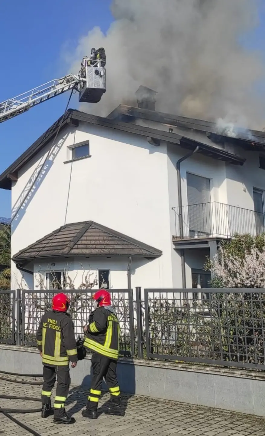 Crema, a fuoco tetto di una villa: "Scintilla forse partita dal fotovoltaico"