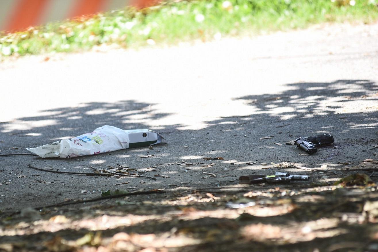 Comasina Rapina Alle Poste Poliziotto Ferito Da Un Colpo Di Pistola Foto