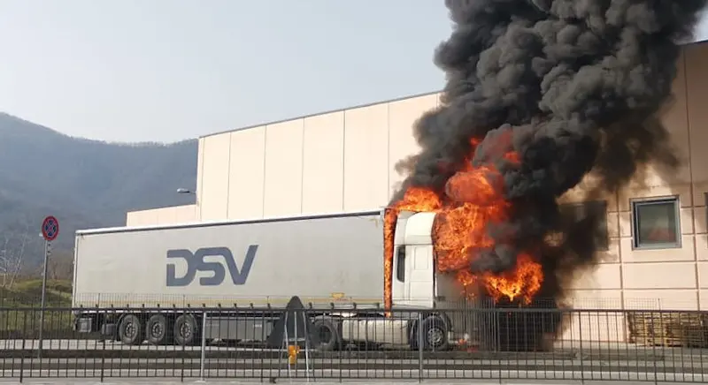 Calolziocorte, camion in fiamme: era carico di tessuti